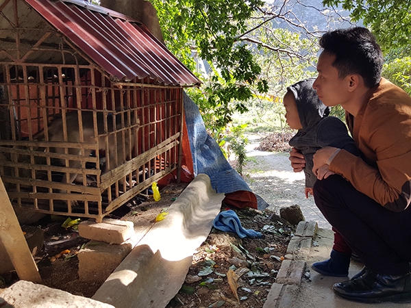 Du khách đang ngắm nhìn một "đại thánh" bị nhốt trong lồng sắt dưới chân núi Nhẫm.