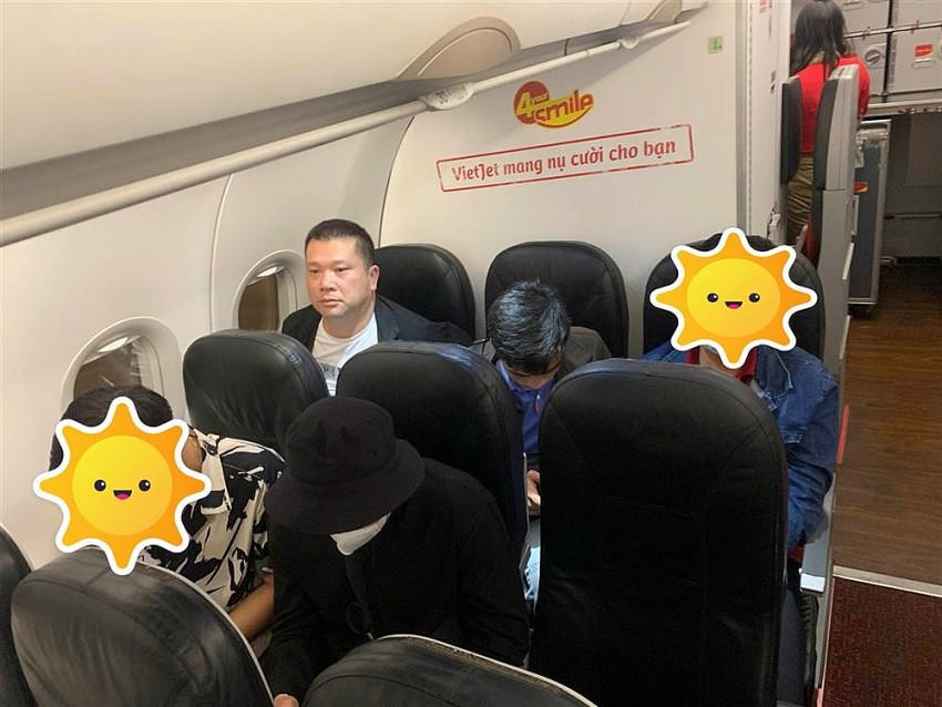 Đối tượng thực hiện hành vi trộm cắp tài sản trên tàu bay của hãng hàng không Vietjet và tang vật của vụ án.