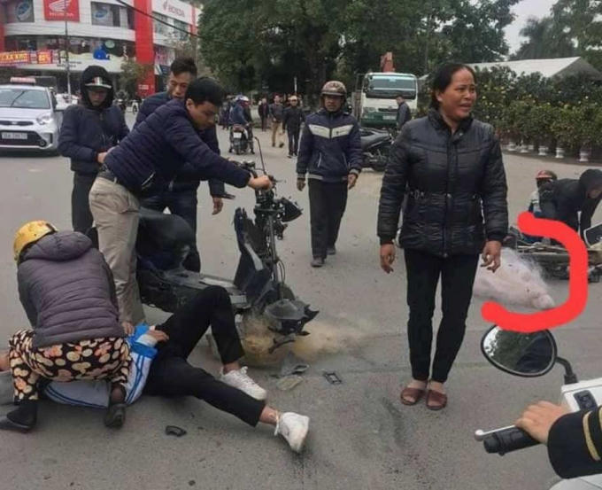 Trước đó, hình ảnh lan truyền trên mạng cho rằng, CSGT TP. Thanh Hóa quăng lưới nhầm vào xe học sinh khiến các em bị tai nạn.