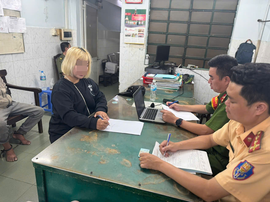 Bà T.T.N.T. bị lập hồ sơ, xử lý hành chính. Ảmh: Phòng CSGT