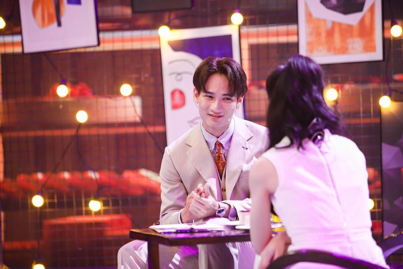 Nam chính Duy Lê đến tỏ tình với Phi Linh.
