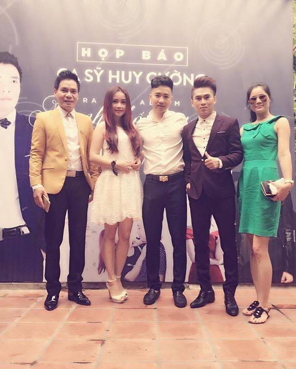 Ca sỹ Huy Cường chụp ảnh với ca sỹ Du Thiên, Diễn viên Hoàng Yến và những người bạn. (Ảnh: Minh Long)