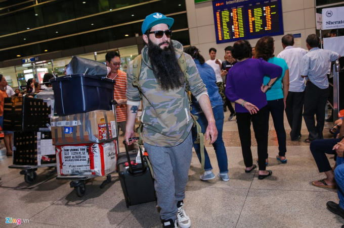 Trong một bài phỏng vấn gần đây trên NewsAsia, đạo diễn cho biết lý do chọn Việt Nam để quay Kong bởi nơi đây có sự hoàn hảo về mặt thẩm mỹ với phong cảnh tuyệt đẹp và siêu thực. Anh cho rằng đó là vẻ đẹp mà khán giả đại chúng chưa từng trải nghiệm trên màn ảnh trước đây.