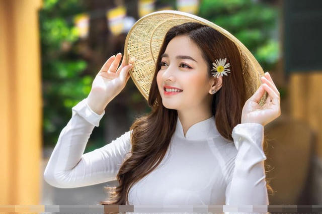 Cô nàng thậm chí được khen ngợi là mặc áo dài đẹp không kém hoa hậu Mai Phương Thúy. Tà áo dài kín đáo vẫn có thể tôn lên đường cong gợi cảm của Quỳnh Trâm. 