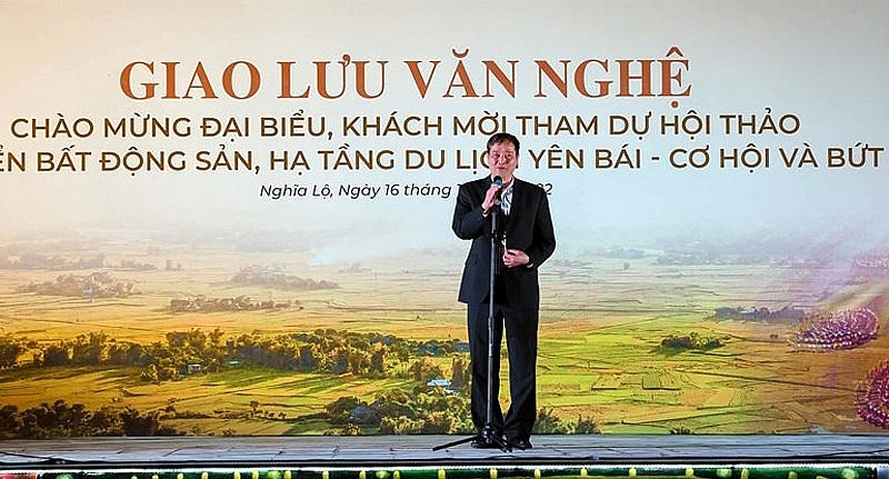 Ông Nguyễn Anh Dũng - Tổng Biên tập Báo Xây dựng bày tỏ sự xúc động trước tình cảm mà bà con nhân dân tỉnh Yên Bái nói chung và Nghĩa Lộ nói riêng đã dành cho Ban tổ chức trong đêm Giao lưu văn nghệ tại quảng trường Bông Lúa thuộc dự án Golden Field ở Mường Lò, Nghĩa Lộ.