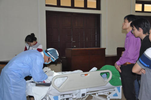 Cán bộ ngân hàng mắt Bệnh viện Mắt trung ương nhận giác mạc được "chiến binh dũng cảm" hiến tặng.