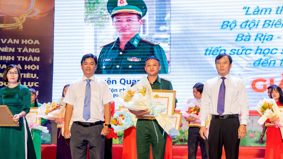 Trao giải B cho Tác phẩm