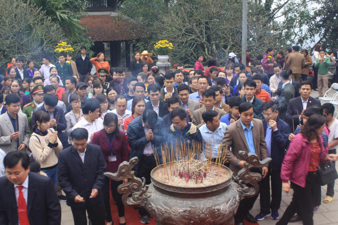 Đông đảo đồng bào và du khách dâng hương tri ân Tổ Mẫu .