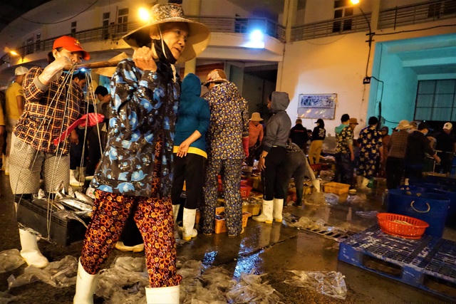 Mỗi phu cá đều có một số phận riêng, nhưng hầu hết họ đều xuất thân khốn khó, lam lũ nên phải lăn lóc kiếm sống bằng cái nghề nặng nhọc… Có lẽ, cũng chính vì vậy mà những người gánh cá ở đây luôn hoạt động một cách rất trật tự, ai được thuê thì người đó gánh, thậm chí họ còn hỗ trợ lẫn nhau, không bao giờ tranh giành công việc… Thù lao cho mỗi chuyến được trả công khoảng 10.000 đồng.