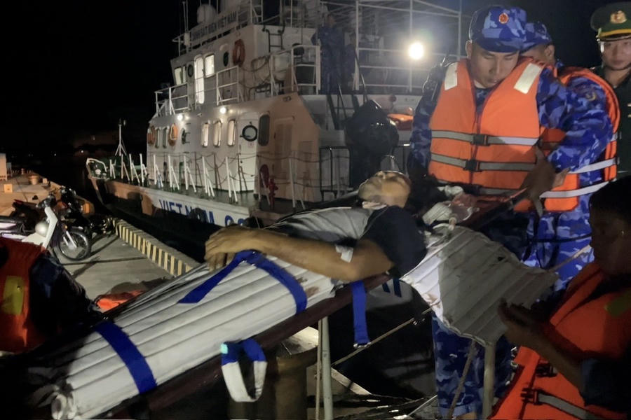 Đưa thuyền viên Rholand T.Boiser về Côn Đảo điều trị