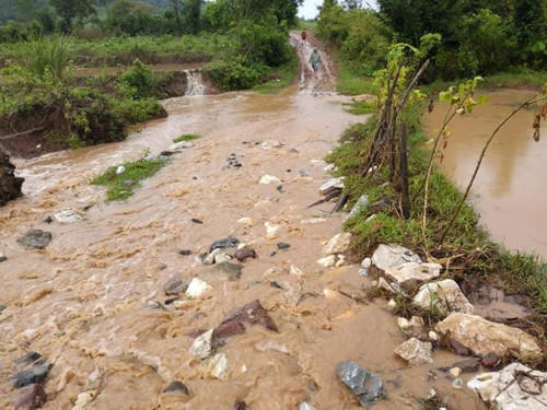 Đường vào khu vực máy bay rơi lầy lội, ngập nước do mưa