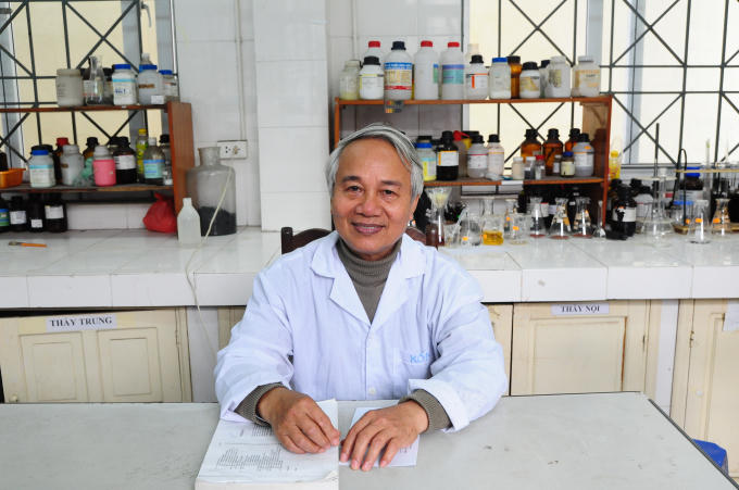PGT.TS Trần Hồng Côn chia sẻ về những điều bắt buộc trong phòng thí nghiệm hóa học. Ảnh: Phương Liên