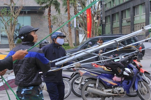 Công việc tháo dỡ đang được tiến hành khẩn trương.