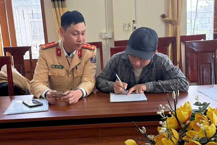 CSGT làm việc với tài xế P.A.Đ. - Ảnh: Công an cung cấp.
