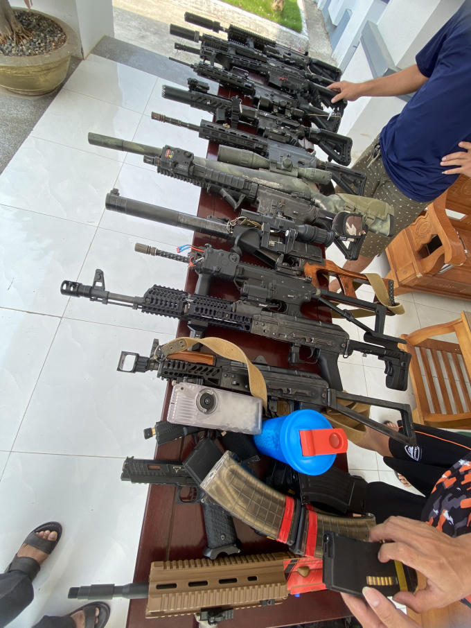 Thu giữ 14 khẩu súng bắn đạn nhựa và một số trang bị khác của 09 đối tượng.