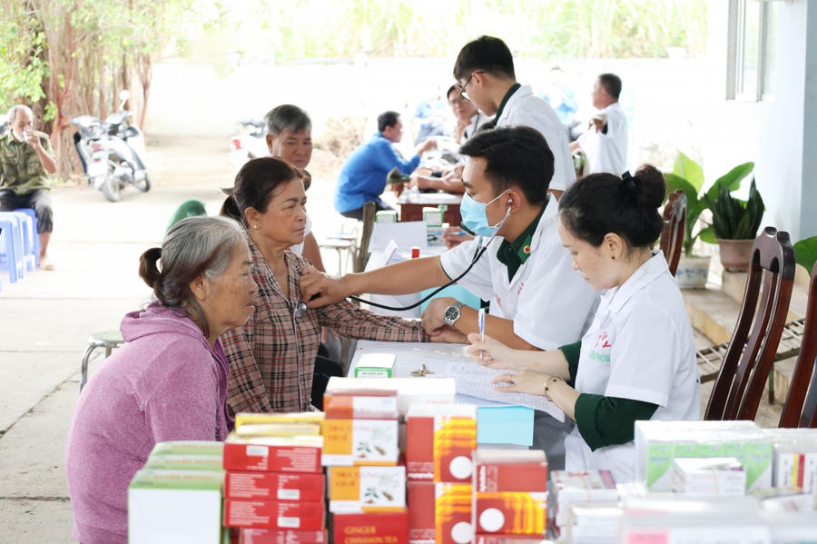 Các y, bác sĩ quân y tư vấn, khám bệnh cho người dân