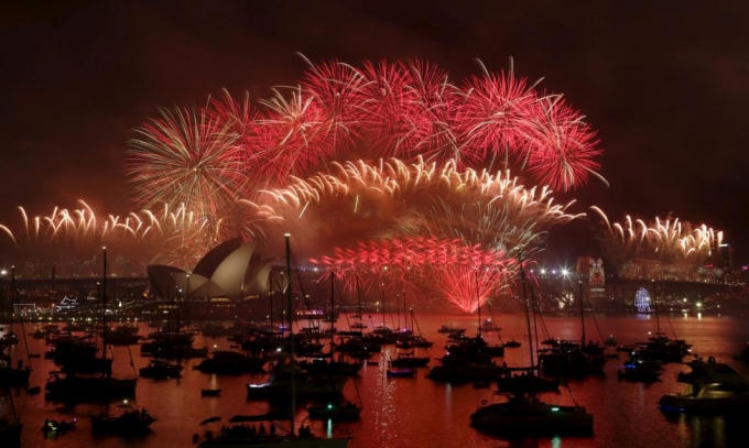 Pháo hoa được bắn lên từ Cầu Cảng, nhà hát Opera Sydney cùng nhiều địa điểm khác, trong đó có những chiếc xà lan nổi trên mặt biển. (Ảnh: Reuters)