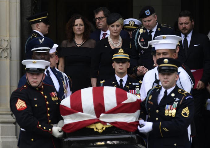 John McCain trong những năm cuối cuộc đời đã nỗ lực kêu gọi Thượng viện và chính trường Mỹ chấm dứt sự chia rẽ, nhìn nhận lại tính nhân văn trong xã hội Mỹ vượt lên trên những đối đầu đảng phái. Theo AP, trước lúc qua đời, vị thượng nghị sĩ Mỹ mong muốn những bài điếu văn tại tang lễ của mình phải thể hiện được lý tưởng mà ông theo đuổi. "Chúng ta tự làm suy yếu sự vĩ đại của đất nước khi nhầm lẫn giữa lòng yêu nước và sự đối đầu bè phái. Điều này đã gieo bao mầm mống bức xúc, thù hằn và bạo lực trên khắp thế giới", McCain viết trong lá thư để lại cho đất nước. Ảnh: Getty.