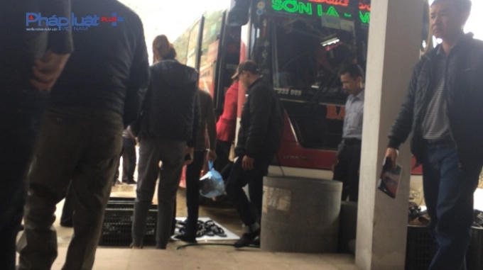 Chở qu&aacute; số người, xe kh&aacute;ch vẫn &ldquo;lọt&rdquo; Trạm CSGT H&ograve;a B&igrave;nh, Sơn La