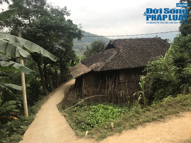 Những ngôi nhà sàn cách nhau rất xa.