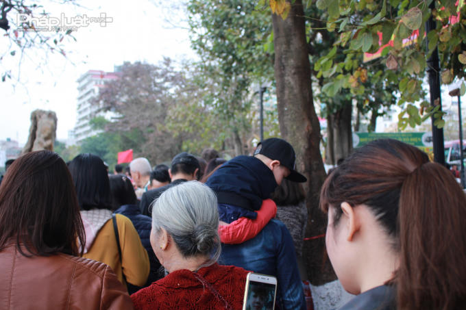 Tình trạng chen chúc, ùn ứ khiến nhiều người mệt mỏi.