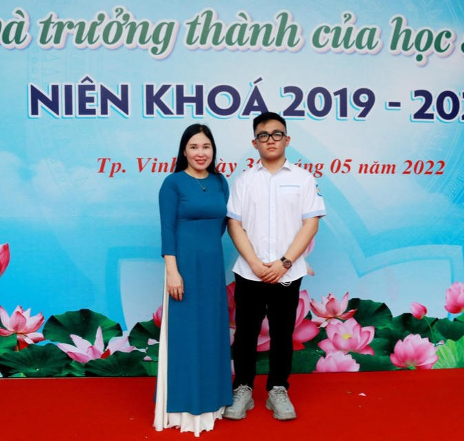 bna-hoc-sinh-truong-van-quoc-bao-va-co-giao-cao-thi-lan-thanh-chu-nhiem-doi-tuyen-tin-hoc-truong-thpt-chuyen-phan-boi-chau-anh-mh-4612.jpeg