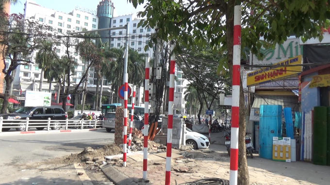 Hàng cọc còn lại sau khi bị gỡ bỏ biển báo.