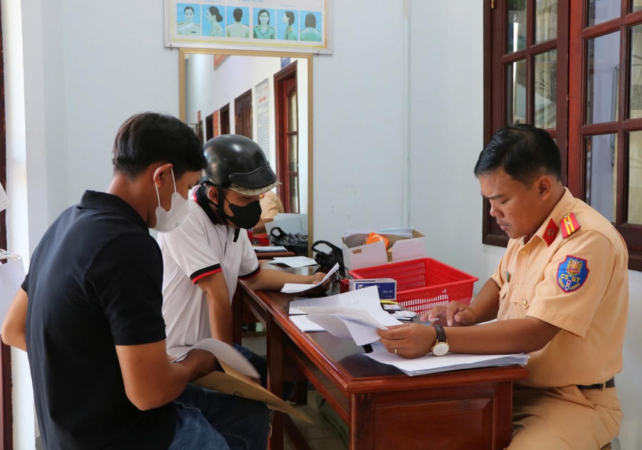 Cán bộ Phòng Cảnh sát giao thông hướng dẫn các thủ tục, quy trình cấp đổi giấy phép lái xe tạo thuận lợi tối đa cho công dân