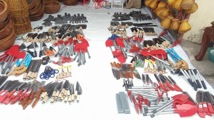 Những mặt hàng nông sản, gia dụng đơn giản được bày bán dọc hai bên đường tại Hội chợ.