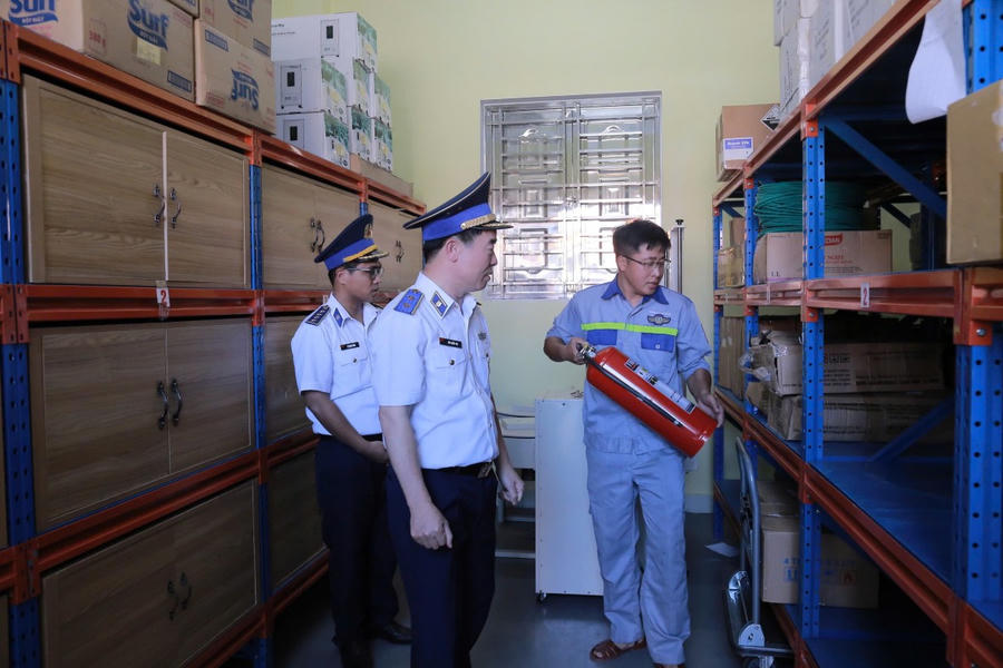 Trung tướng Bùi Quốc Oai – Bí thư Đảng ủy, Chính ủy Cảnh sát biển Việt Nam kiểm tra công tác SSCĐ của BTL Vùng Cảnh sát biển 4