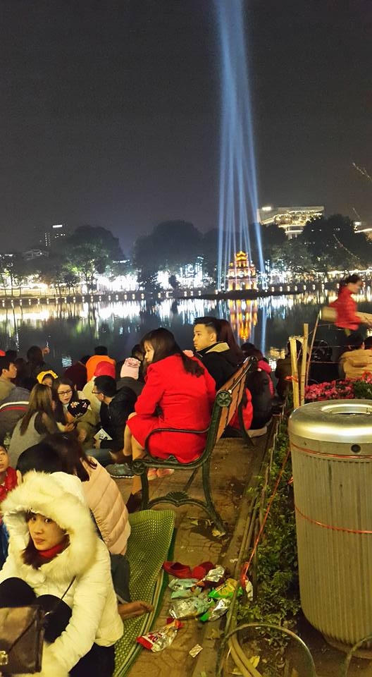19h00 mọi người đã tìm cho mình chỗ ngồi ở gần địa điểm bắn pháo hoa đó là Bờ Hồ. (ảnh: MInh Long).
