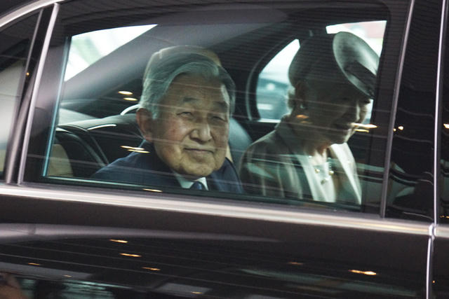 Nhà vua và Hoàng hậu trên xe từ Nội Bài về trung tâm Hà Nội. Nhà vua tươi cười chào các phóng viên Việt Nam.