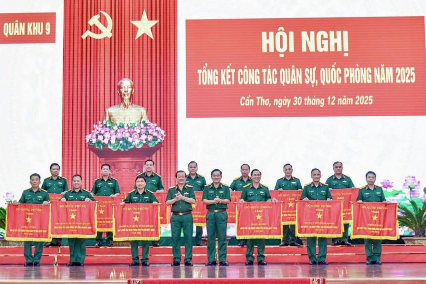 Đại tá Nguyễn Trung Kiên (hàng đầu thứ 2 từ trái sang) – Giám đốc Bệnh viện quân y 120 nhận cờ Bộ Quốc phòng tặng đơn vị xuất sắc trong phong trào thi đua quyết thắng năm 2025. Ảnh: Trần Ngọc Cường