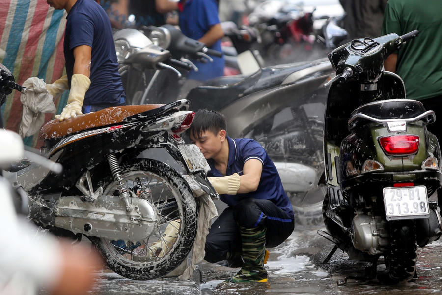 Hà Nội: Rửa xe 200 nghìn đồng/lượt, khách vẫn ùn ùn xếp hàng - 7