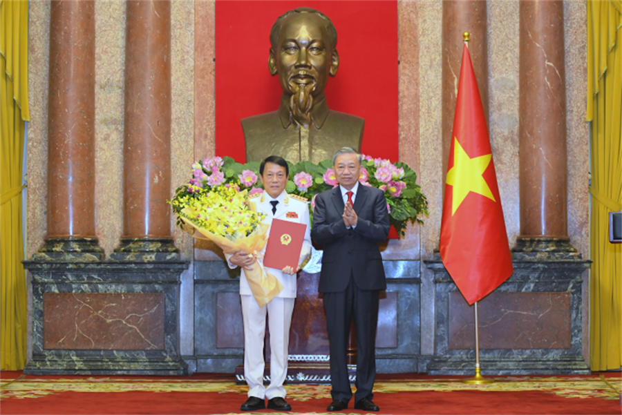 Tổng Bí thư, Chủ tịch nước Tô Lâm trao Quyết định thăng cấp bậc hàm Đại tướng đối với Bộ trưởng Bộ Công an Lương Tam Quang.