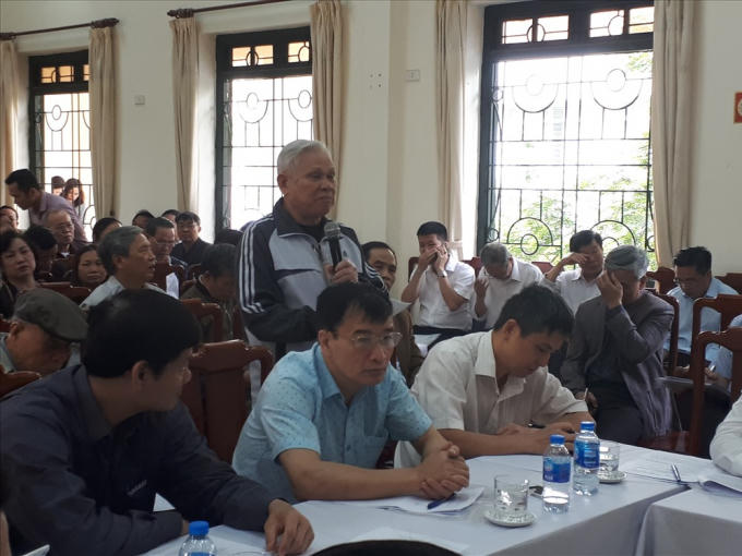 Cử tri đặt các câu hỏi tới các đại biểu Quốc hội.