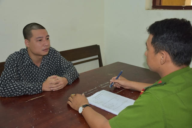 Đối tượng Nguyễn Anh Tiến (trái) cầm đầu đường dây cho vay lãi nặng tại TP Tam Kỳ. Ảnh: CA Quảng Nam.