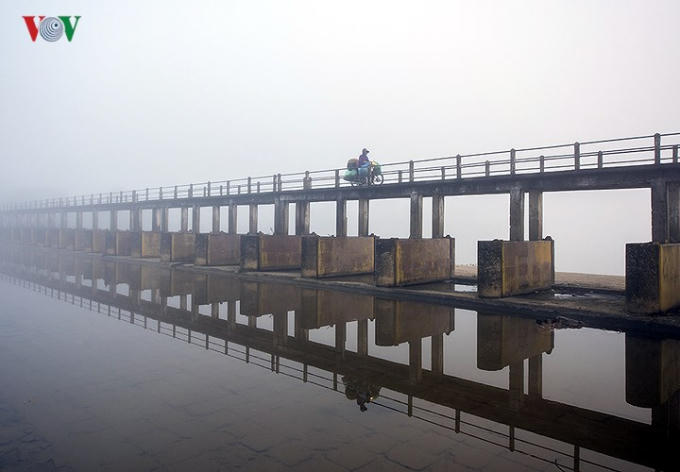 Vội vã sáng cuối năm, những người buôn bán nhỏ lẻ rau xanh ở làng Phú Mậu tranh thủ đi chợ sớm.