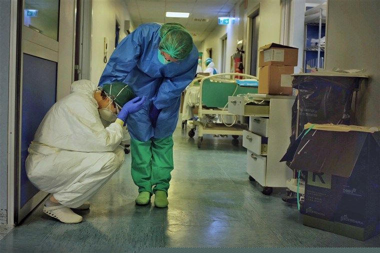 Nhân viên y tế Italy mệt mỏi sau nhiều ngày làm việc liên tục trên tuyến đầu chống dịch Covid-19. (Nguồn: NBC)