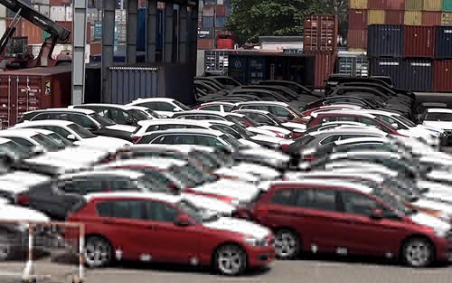 Nhiều đại lý lấy lý do không có xe nên yêu cầu người mua trả thêm nếu muốn kịp có xe đi vào dịp Tết.