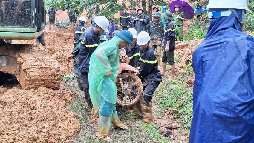 Lực lượng chức năng đang nỗ lực khắc phục tình trạng sạt lở đất đá.
Lực lượng chức năng đang nỗ lực khắc phục tình trạng sạt lở đất đá.