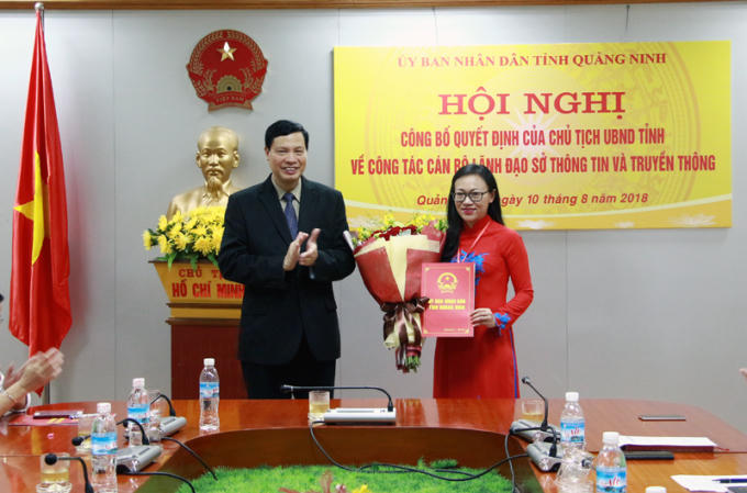 Chủ tịch UBND tỉnh Quảng Ninh trao quyết định và tặng hoa chúc mừng đồng chí Lê Ngọc Hân giữ chức vụ Giám đốc Sở Thông tin và Truyền thông.