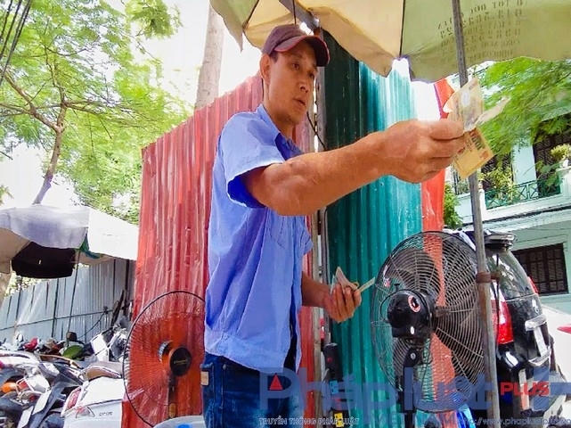 Chủ xe máy phải trả 10 nghìn đồng khi gửi xe tại đây.