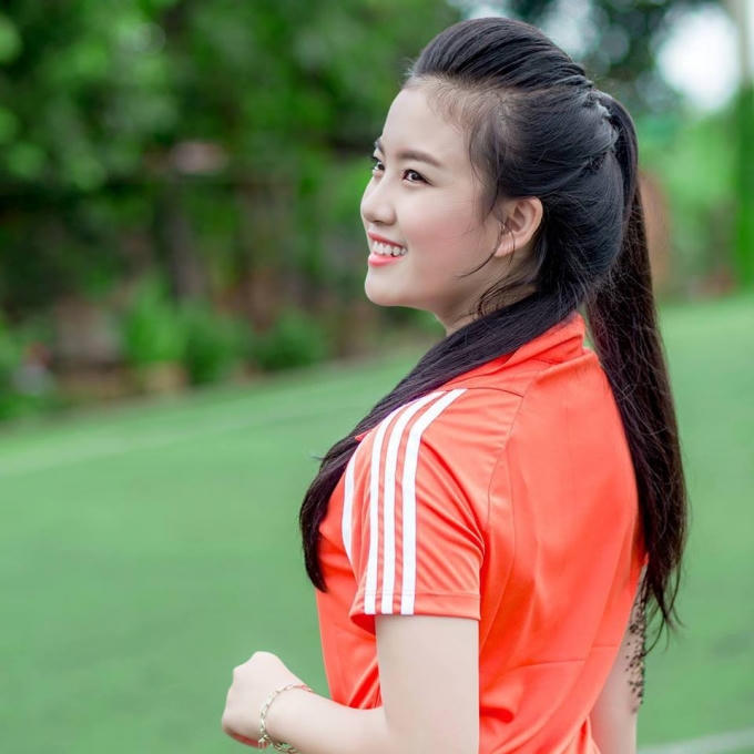 Cô có chiều cao 1m58, số đo 85-65-90