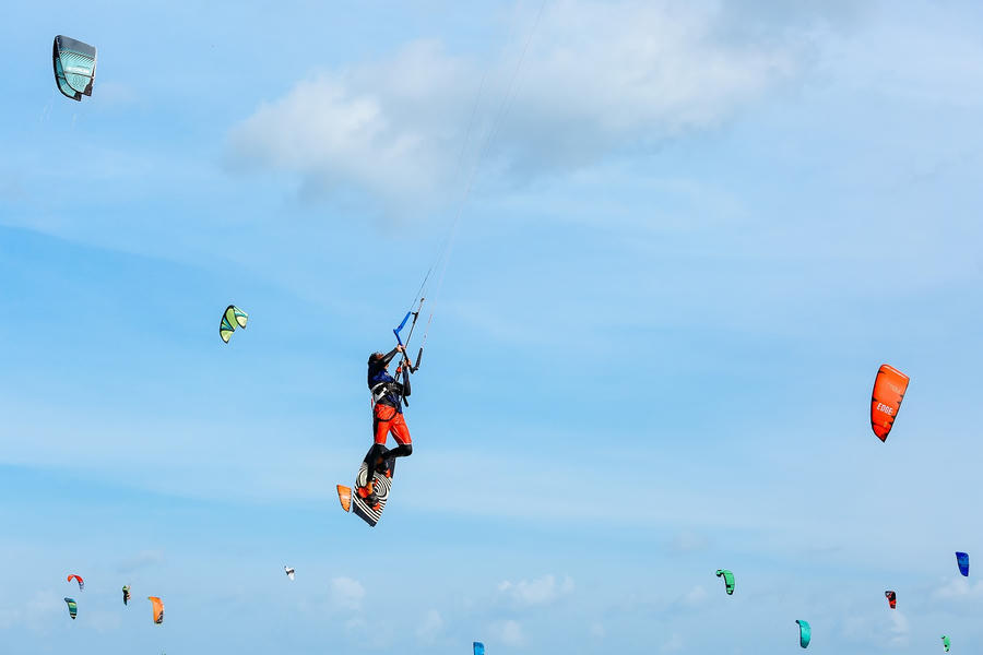 Biển Ninh Chữ - Ninh Hải đã trở thành điểm hẹn lướt ván diều của các vận động viên chuyên nghiệp khắp thế giới. Ảnh: Thanh Sơn