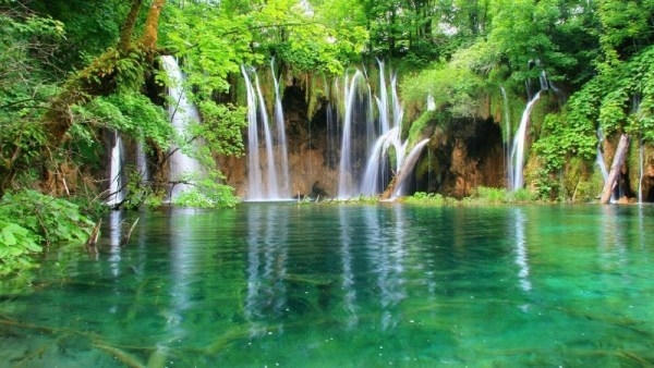 Khung cảnh thơ mộng , yên tĩnh của thác nước luôn thu hút được sự chú ý của các du khách. Ảnh: internet.