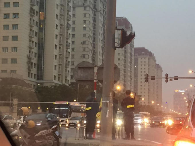 Lực lượng an ninh Việt Nam đứng ở mọi nơi trên tuyến đường từ Sân bay Nội Bài về nội đô, nơi dự kiến đoàn xe của Tổng thống Trump sẽ đi qua.