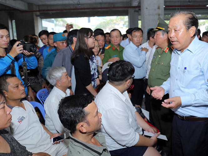 Phó thủ tướng Trương Hòa Bình đối thoại với người dân chung cư Carina Plaza sáng 25.3  ẢNH: NGỌC DƯƠNG