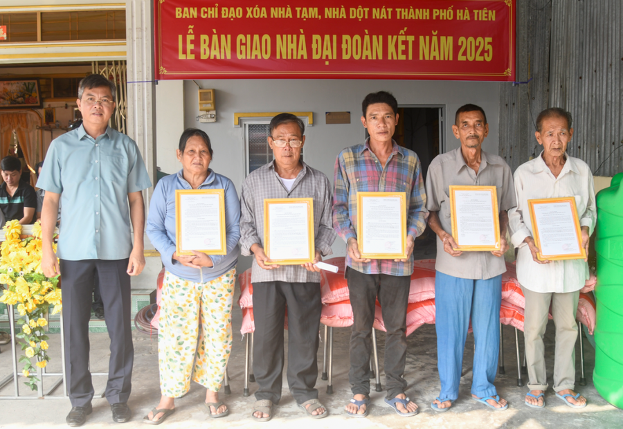 Trao quyết định sử dụng căn nhà cho 5 hộ dân