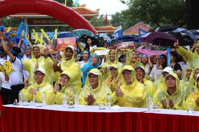 Niềm vui tại điểm cầu Quảng Trị sau khi Nhật Minh giải mã được từ khóa. Ảnh Dân trí.
